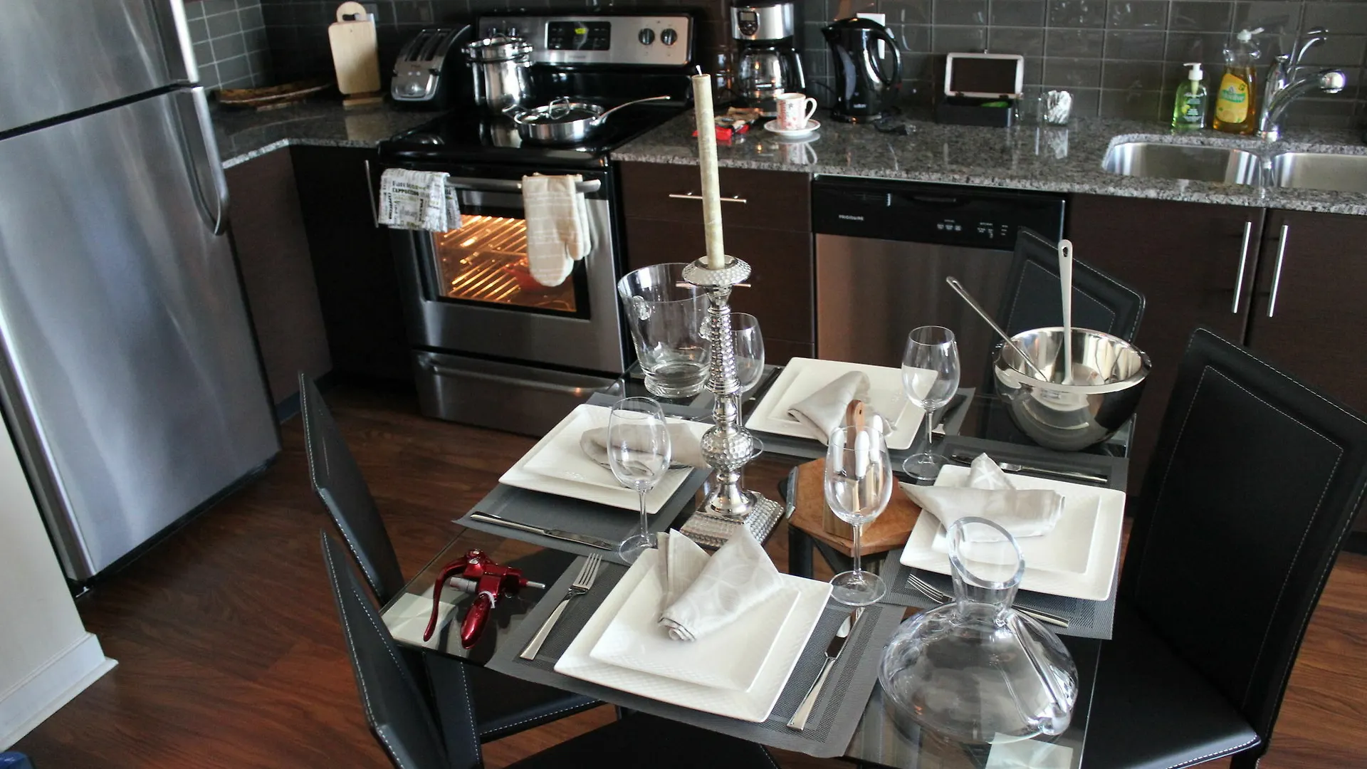Отель Luxury Condo - Heart Of Downtown Торонто